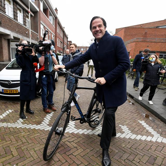 Le Premier ministre néerlandais Mark Rutte réagit aux élections législatives. La Hague, le 17 mars 2021. [Reuters - Piroschka Van De Wouw]