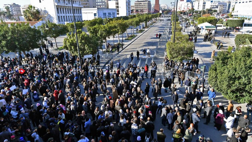 La police a empêché les opposants au président Saied d'accéder au centre de Tunis. [AFP - Fethi Belaïd]