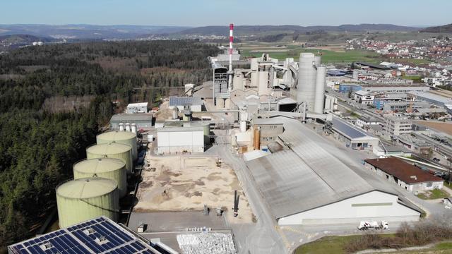 Image aérienne de la cimenterie d'Holcim. [RTS]