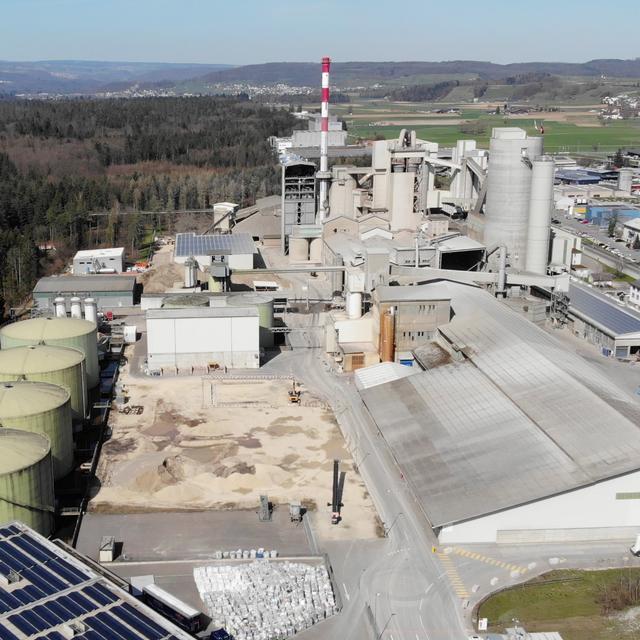 Image aérienne de la cimenterie d'Holcim. [RTS]