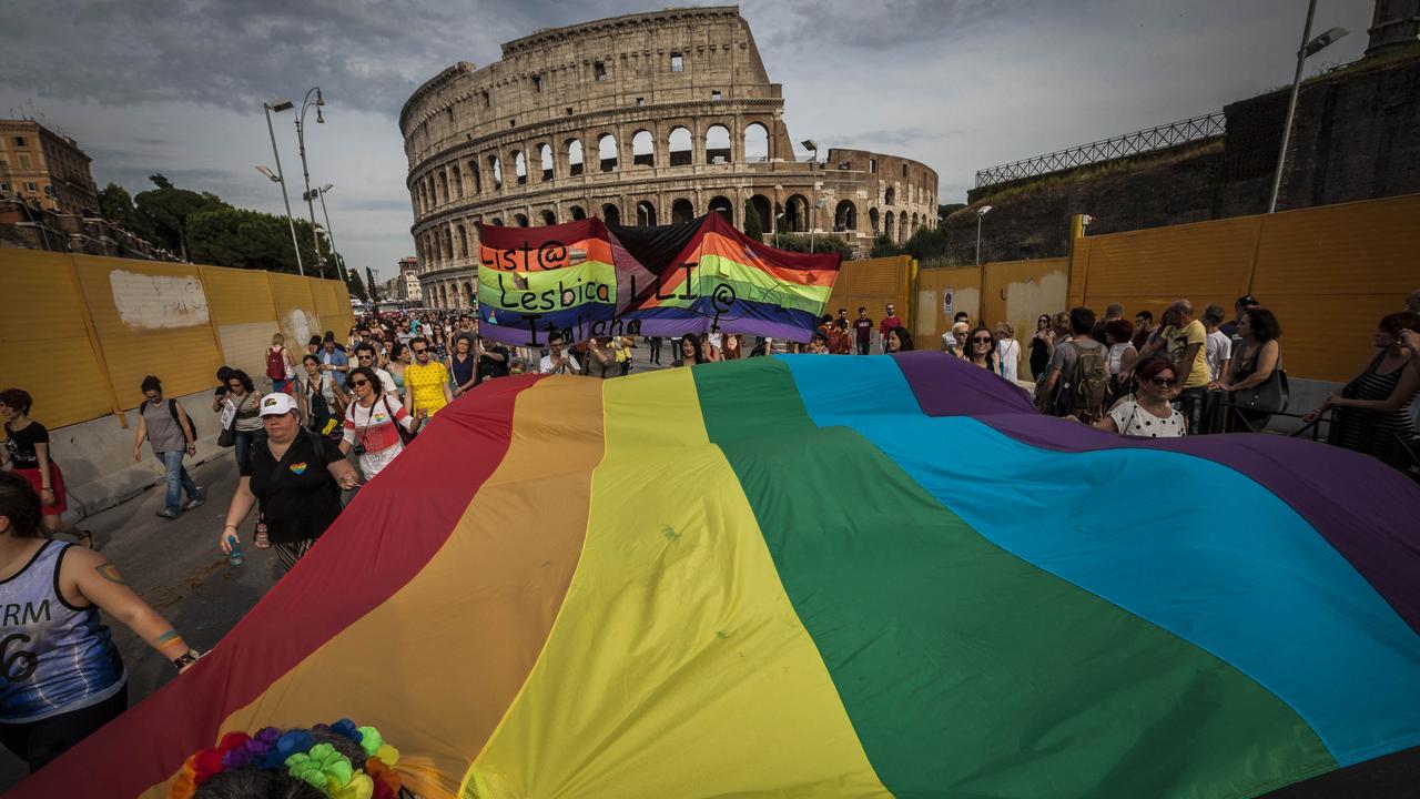 Des manifestants portent un drapeau arc-en-ciel géant lors de la Gay Pride à Rome, le 11 juin 2016. [AFP - Giuseppe Ciccia / NurPhoto]
