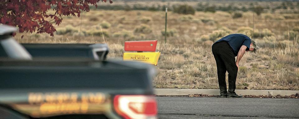 Alec Baldwin, bouleversé, s'attarde sur le parking devant le bureau du shérif du comté de Santa Fe, dans le Nouveau-Mexique, après avoir été interrogé sur une fusillade sur le tournage du film "Rust", dans la banlieue de Santa Fe, jeudi 21 octobre 2021. [Santa Fe New Mexican via AP/ Keystone - Jim Weber]