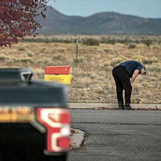 Alec Baldwin, bouleversé, s'attarde sur le parking devant le bureau du shérif du comté de Santa Fe, dans le Nouveau-Mexique, après avoir été interrogé sur une fusillade sur le tournage du film "Rust", dans la banlieue de Santa Fe, jeudi 21 octobre 2021. [Santa Fe New Mexican via AP/ Keystone - Jim Weber]