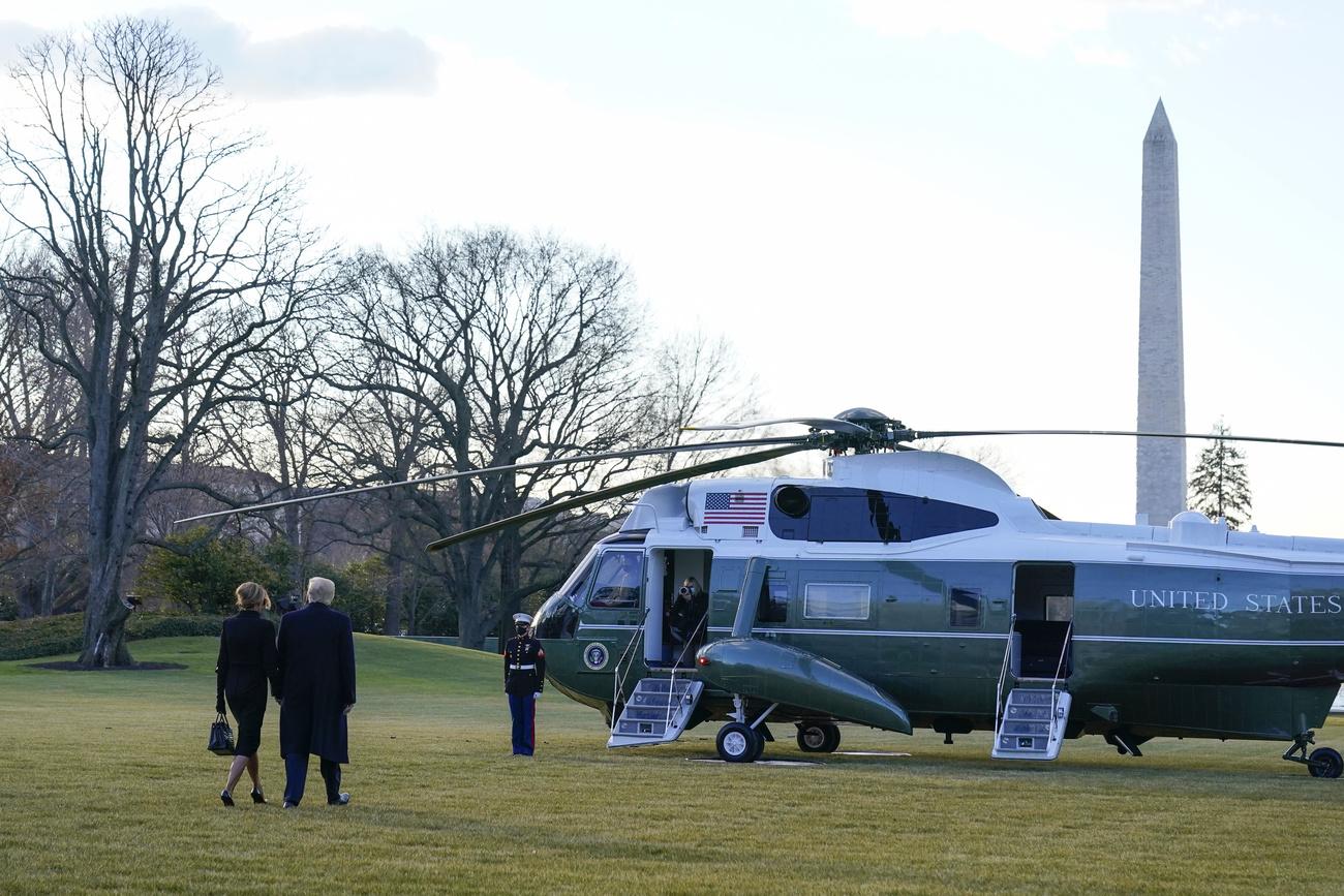 Donald et Melania Trump montent à bord de Marine One. [Keystone - Alex Brandon/AP]