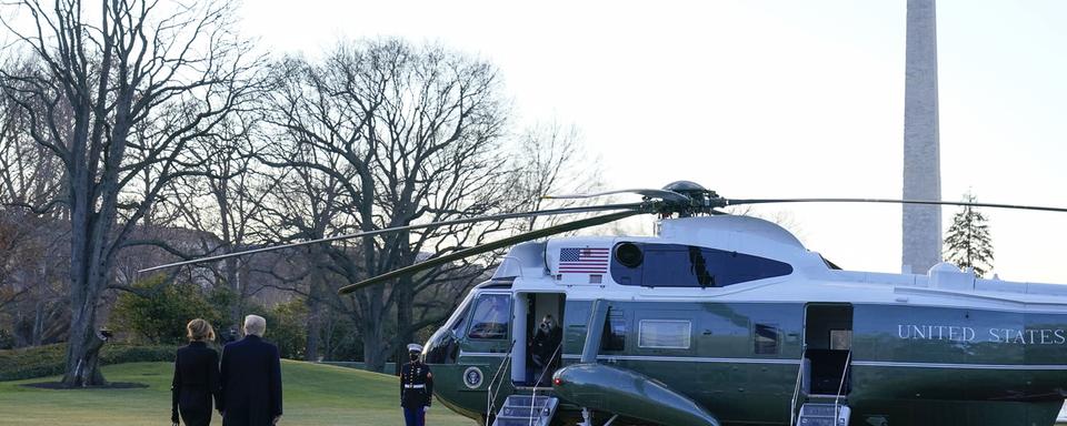 Donald et Melania Trump montent à bord de Marine One. [Keystone - Alex Brandon/AP]