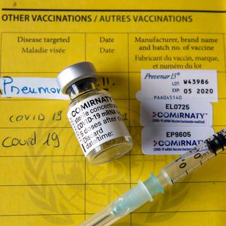 En attendant le certificat Covid-19, les vaccinations peuvent être inscrites dans les carnets traditionnels. [Keystone - Martial Trezzini]