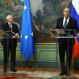 Le chef de la diplomatie européenne Josep Borrell (à gauche) et son homologue russe (à droite) lors de la rencontre UE-Russie à Moscou. [Keystone - Russian Foreign Ministry Press Service]