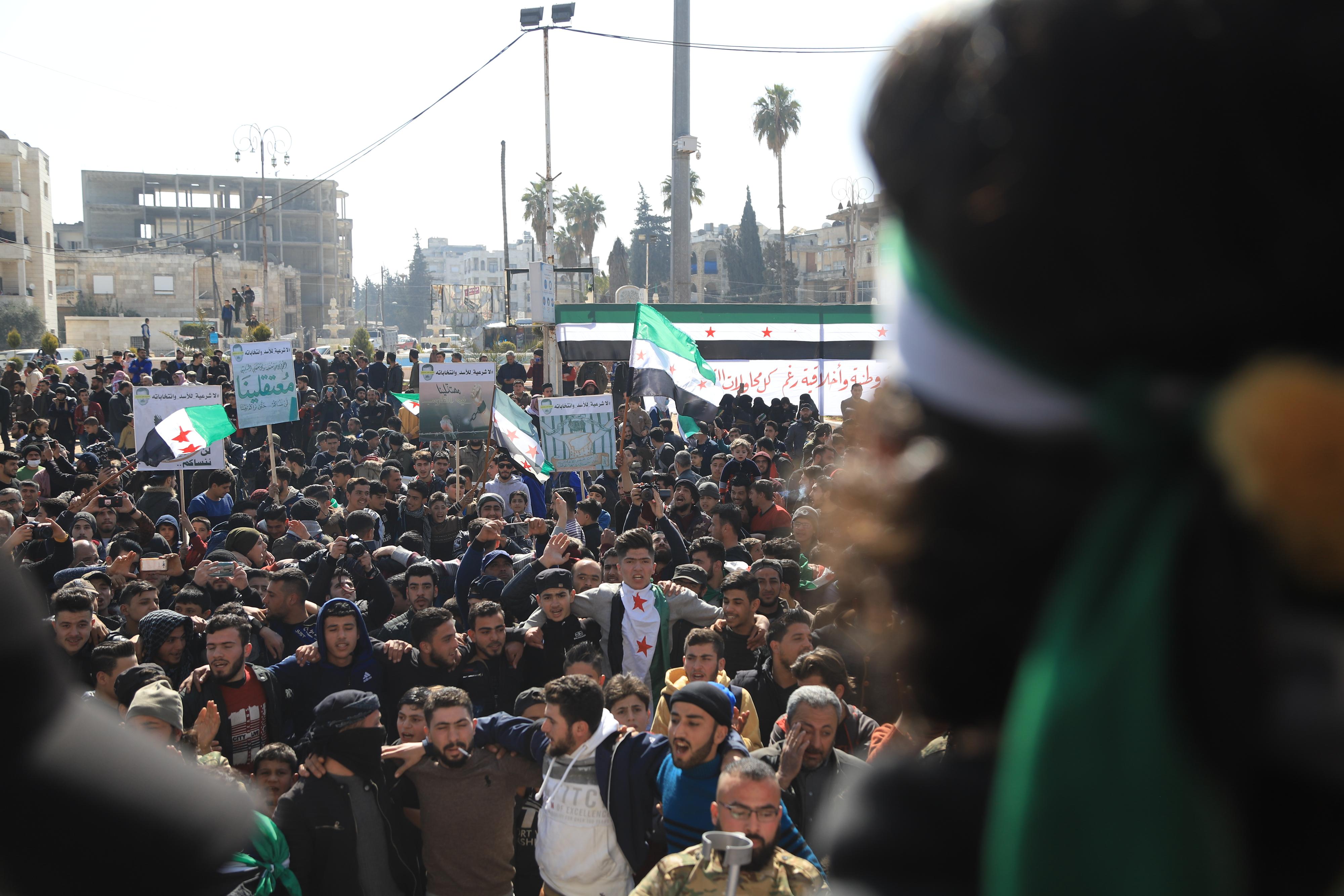 Manifestation à Idlib pour marquer les 10 ans de la révolution syrienne, le 5 mars 2021. [RTS - Abd Almajed Alkarh]
