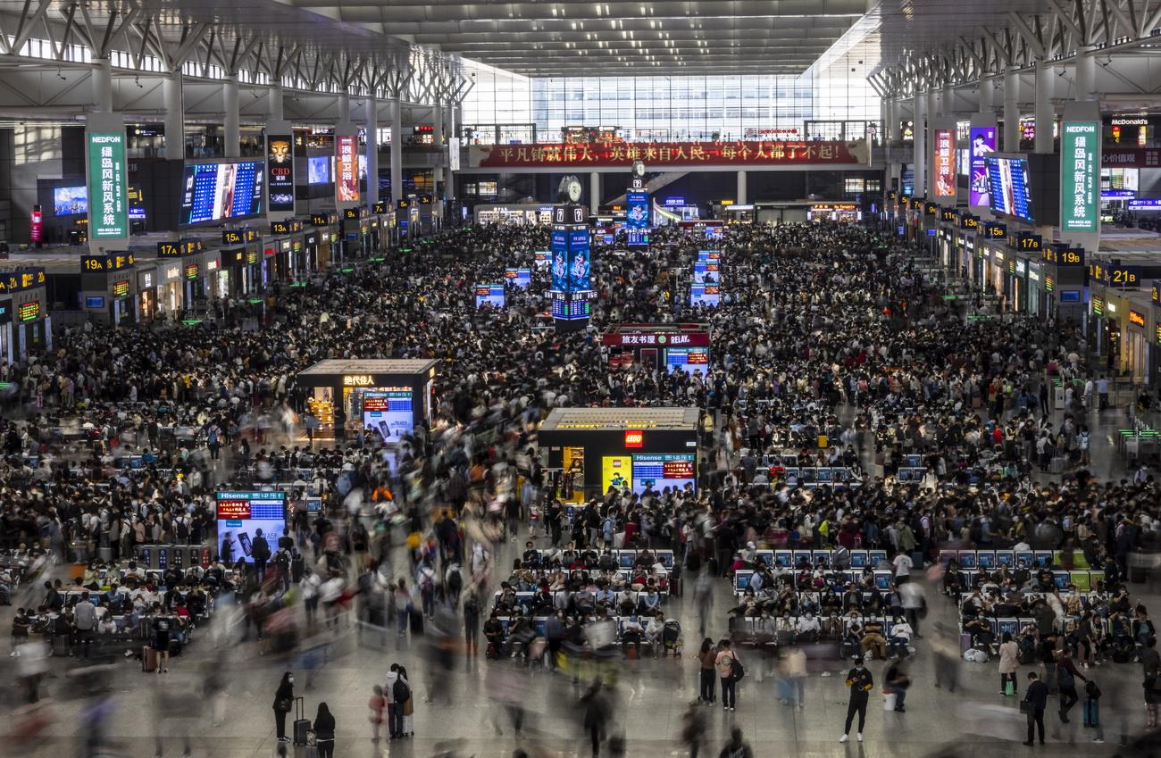 La foule de voyageurs immortalisée le 30 avril à la gare de Shanghai. [KEYSTONE - ALEX PLAVEVSKI]