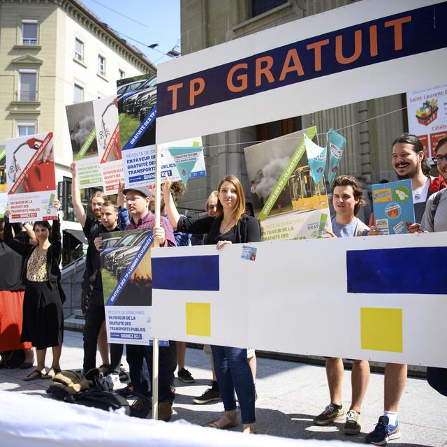 Les initiants au centre de Lausanne, mardi 24.08.2021. [Keystone - Laurent Gilliéron]