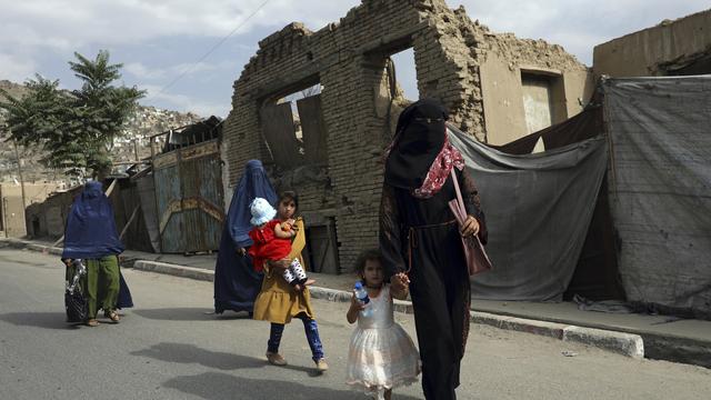 Des femmes afghanes en burqas et voile intégral dans une rue de Kaboul, le 22 août 2021. [AP/Keystone - Rahmat Gul]