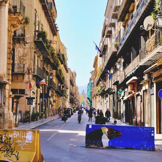 Une rue presque déserte dans la ville de Palerme en Sicile. [EPA via Keystone - Giovanni Franco]