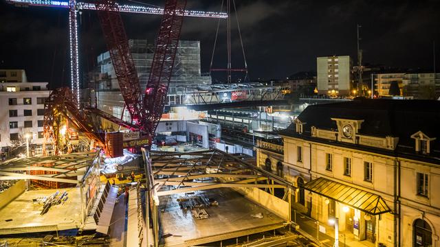 Certains travaux ont dû être effectués de nuit à la gare de Renens. [Keystone - Jean-Christophe Bott]