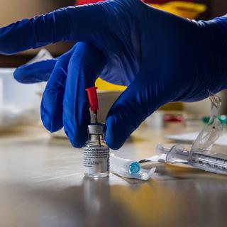 Du matériel d'injection du vaccin contre le Covid-19, dans le centre de vaccination de Rivera (TI).