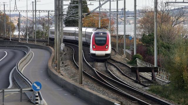 Un ICN au début de la section à voie unique entre Douanne (Twann) et Gléresse (Ligerz), sur la ligne du Pied du Jura. [Keystone - Verein seeland Biel/Bienne]