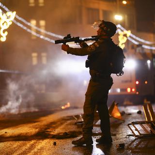 Policiers israéliens face aux protestataires à la Porte de Damas, à Jérusalem, 08.05.2021. [Keystone - Oded Balilty]