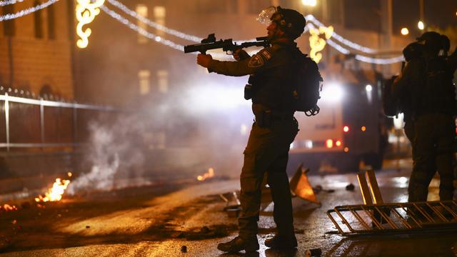 Policiers israéliens face aux protestataires à la Porte de Damas, à Jérusalem, 08.05.2021. [Keystone - Oded Balilty]