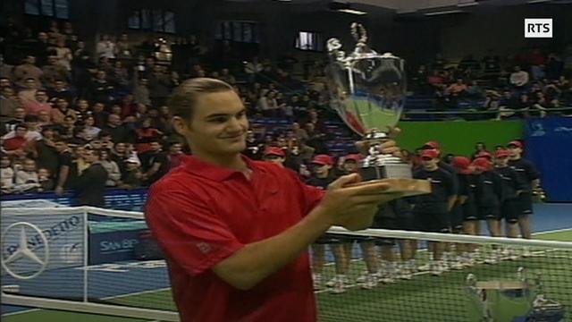 Roger Federer soulève son 1er trophée ATP à Milan en 2001. [RTS]