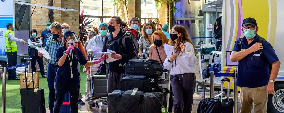 Les premiers touristes vaccinés ont atterri lundi matin à Bangkok et sur l'île de Phuket. C'est un espoir de renaissance pour l'industrie touristique thaïlandaise exsangue après un an et demi de verrouillage. [AFP - MLADEN ANTONOV]