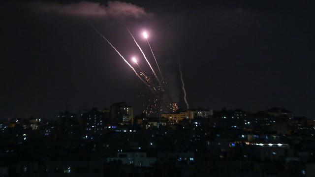 Des tirs de roquettes depuis Gaza, mercredi soir. [Keystone - EPA/Haitham Imad]