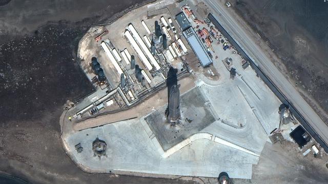 La fusée Starship SN10 de SpaceX, avant son lancement, sur le site de Boca Chica, au Texas, le 3 mars 2021. [Keystone/epa - Satellite image 2020 Maxar Technologies]