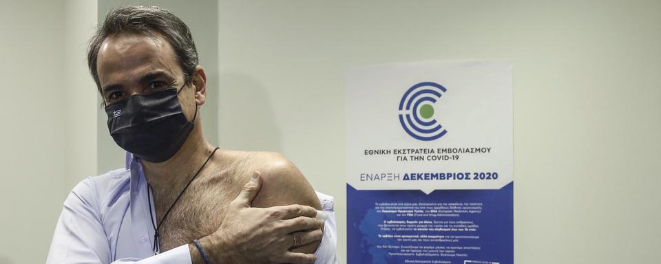 Le Premier ministre grec Kyriakos Mitsotakis vient de se faire vacciner contre le Covid-19. Athènes, le 18 janvier 2021. [Keystone/Pool via AP - Yannis Kolesidis]