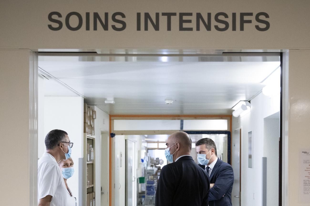 L'entrée des soins intensifs de l'Hôpital du Jura, à Delémont. [KEYSTONE - PETER KLAUNZER]