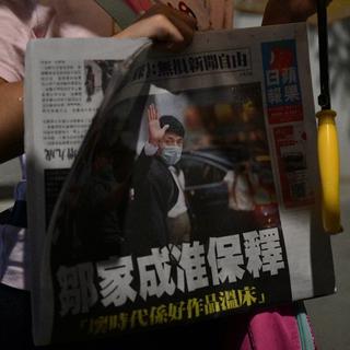 Un enfant tient l'édition du 23 juin 2021 du journal hongkongais Apple Daily. [AFP - Anthony Wallace]