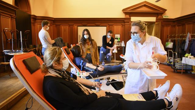 Il est désormais possible de donner son sang dans des musées du canton de Vaud. La première collecte de ce genre en Suisse romande a été organisée lundi au Palais de Rumine à Lausanne. [KEYSTONE - LAURENT GILLIERON]