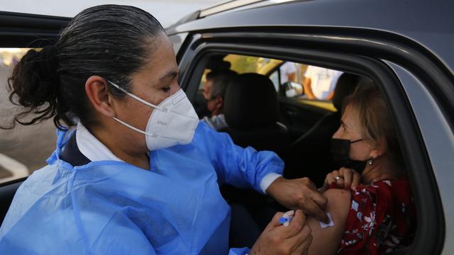 Un drive-through pour la vaccination des personnes âgées à l'Université de Guadalajara. Mexique, le 16 mars 2021. [Keystone/epa - Francisco Guasco]