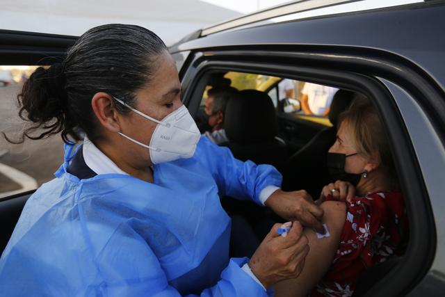 Un drive-through pour la vaccination des personnes âgées à l'Université de Guadalajara. Mexique, le 16 mars 2021. [Keystone/epa - Francisco Guasco]