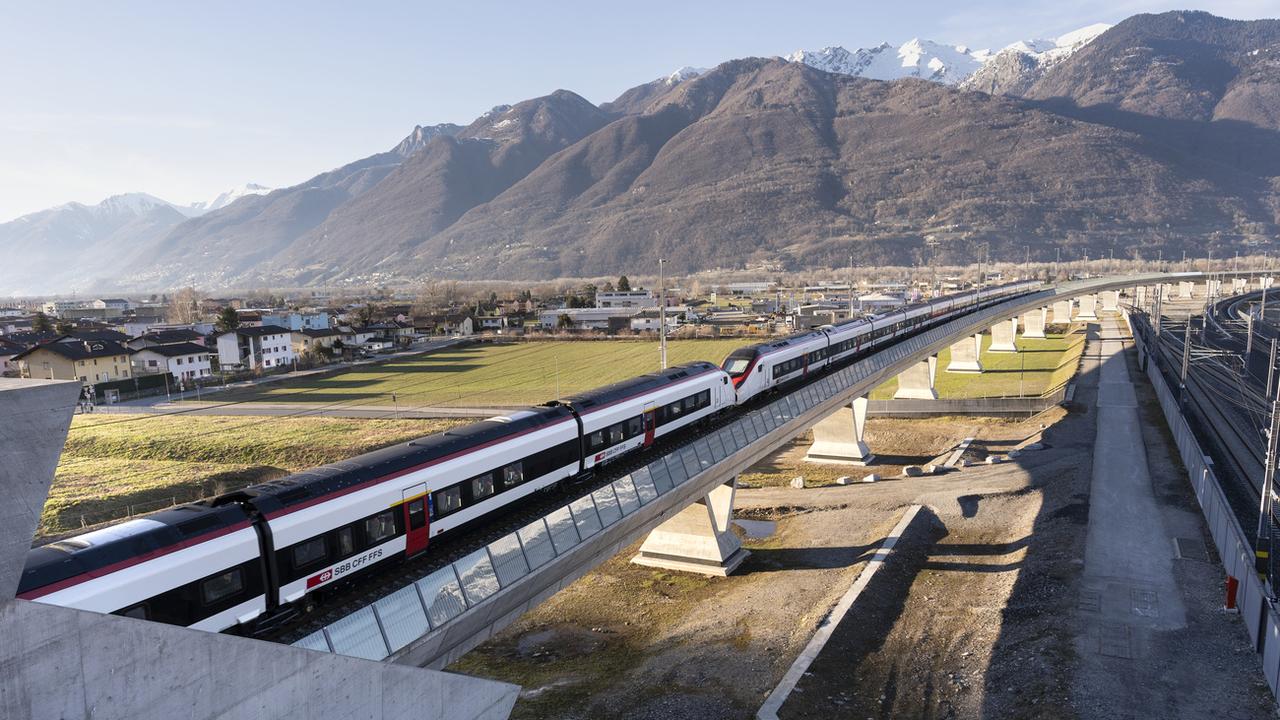 Le transport ferroviaire a vu augmenter de 28% le nombre de voyageurs au Saint-Gothard entre 2016 et 2019, alors que la hausse n'était que de 1% dans l'ensemble de la Suisse. [KEYSTONE - GAETAN BALLY]