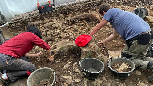 Découverte d'un chantier de fouilles archéologiques sur un Tumulus du Premier âge de fer. [RTS - Mathilde Pelletier]