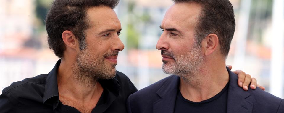 Nicolas Bedos et Jean Dujardin au Fesuval de Cannes le 17 juillet 2021. [AFP - Valery HACHE]