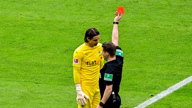 Yann Sommer s'est fait expulsé à la 13e minute. [Tobias Schwarz/AFP POOL]