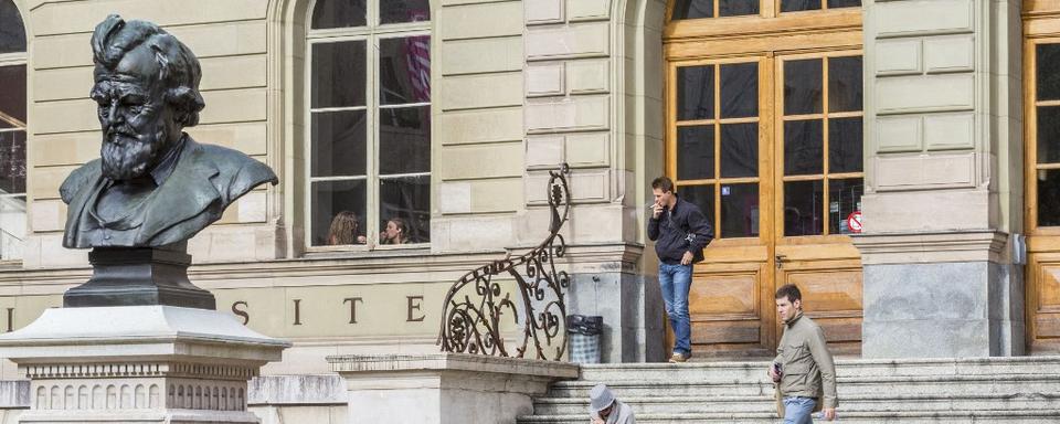 Le buste de Carl Vogt devant le bâtiment des Bastions de l'Université de Genève. [AFP - Ludovic Maisant / hemis.fr / Hemis]