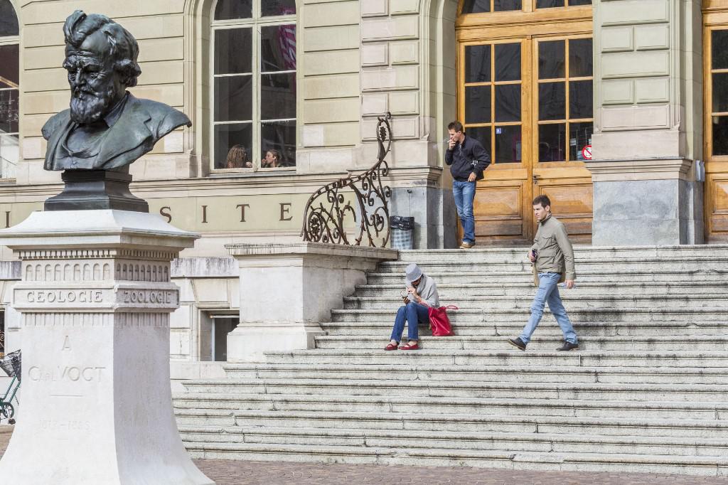 Le buste de Carl Vogt devant le bâtiment des Bastions de l'Université de Genève. [AFP - Ludovic Maisant / hemis.fr / Hemis]