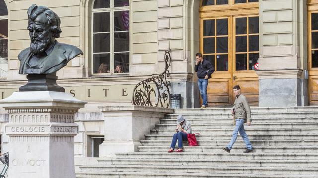 Le buste de Carl Vogt devant le bâtiment des Bastions de l'Université de Genève. [AFP - Ludovic Maisant / hemis.fr / Hemis]
