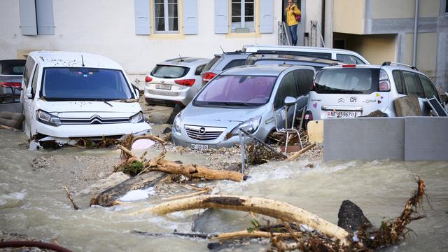 De nombreux véhicules ont été détruits par les violents orages de ces derniers jours. [Keystone - Laurent Gillieron]