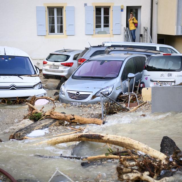 De nombreux véhicules ont été détruits par les violents orages de ces derniers jours. [Keystone - Laurent Gillieron]