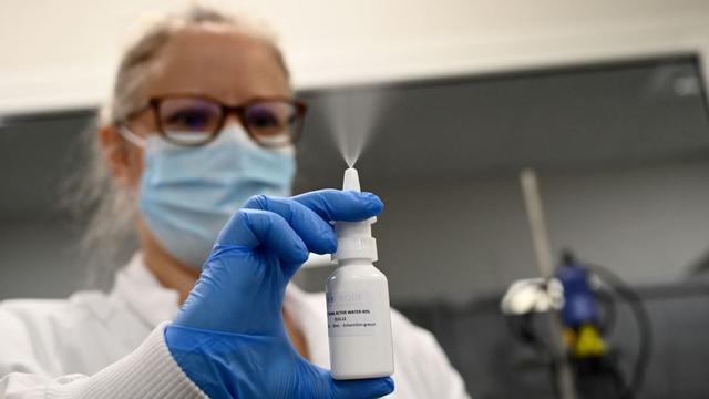 Un spray nasal testé dans un laboratoire français. [afp - Nicolas Tucat]