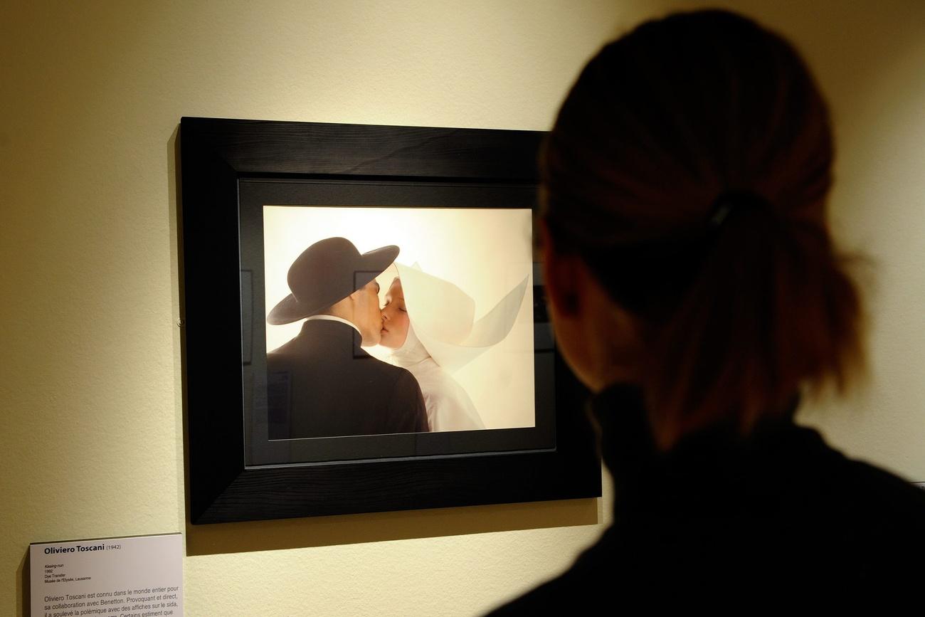 Une image choc du photographe Oliviero Toscani, "Kissing-nun" de 1992, exposée le 3 avril 2008 au Musée de l'Elysée à Lausanne, dans le cadre de l'exposition "Controverses, une histoire juridique et ethique de la photographie". [Keystone - Dominic Favre]