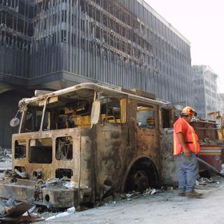 Un camion de pompiers carbonisés près de Ground Zero, comme un symbole des quelques 500 secouristes qui ont perdu la vie. [Keystone - AP/Frehm Ramson]
