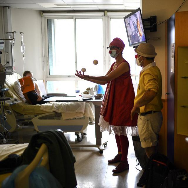 Les clowns à l’hôpital. [AFP - Christophe ARCHAMBAULT]