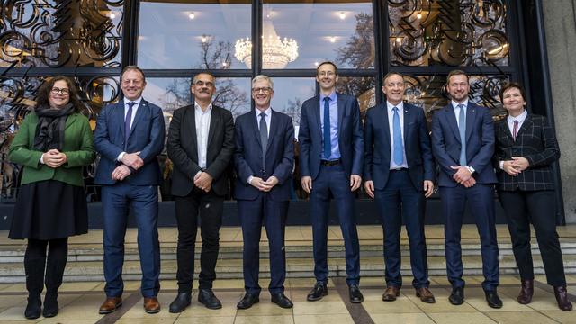 La nouvelle image du Conseil d'Etat fribourgeois. De gauche à droite, Sylvie Bonvin-Sansonnens, Les Verts, Didier Castella, PLR, Jean-François Steiert, PS, Jean-Pierre Siggen, Le Centre, Olivier Curty, Le Centre, Philippe Demierre, UDC, Romain Collaud, PLR, et Danielle Gagnaux-Morel, Chanceliere d'Etat. [Keystone - Jean-Christophe Bott]