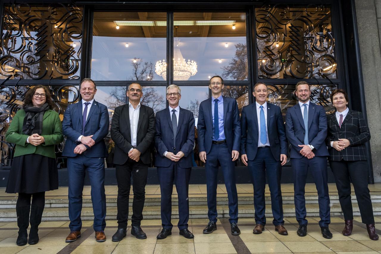 La nouvelle image du Conseil d'Etat fribourgeois. De gauche à droite, Sylvie Bonvin-Sansonnens, Les Verts, Didier Castella, PLR, Jean-François Steiert, PS, Jean-Pierre Siggen, Le Centre, Olivier Curty, Le Centre, Philippe Demierre, UDC, Romain Collaud, PLR, et Danielle Gagnaux-Morel, Chanceliere d'Etat. [Keystone - Jean-Christophe Bott]