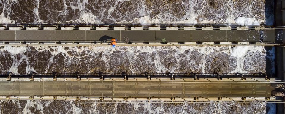 Un bassin de traitement des eaux usées dans l'ancienne partie de la Station d'épuration (STEP) de Vidy. Lausanne, août 2020. [Keystone - Jean-Christophe Bott]