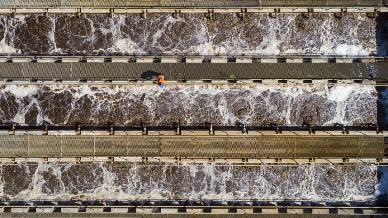 Un bassin de traitement des eaux usées dans l'ancienne partie de la Station d'épuration (STEP) de Vidy. Lausanne, août 2020. [Keystone - Jean-Christophe Bott]