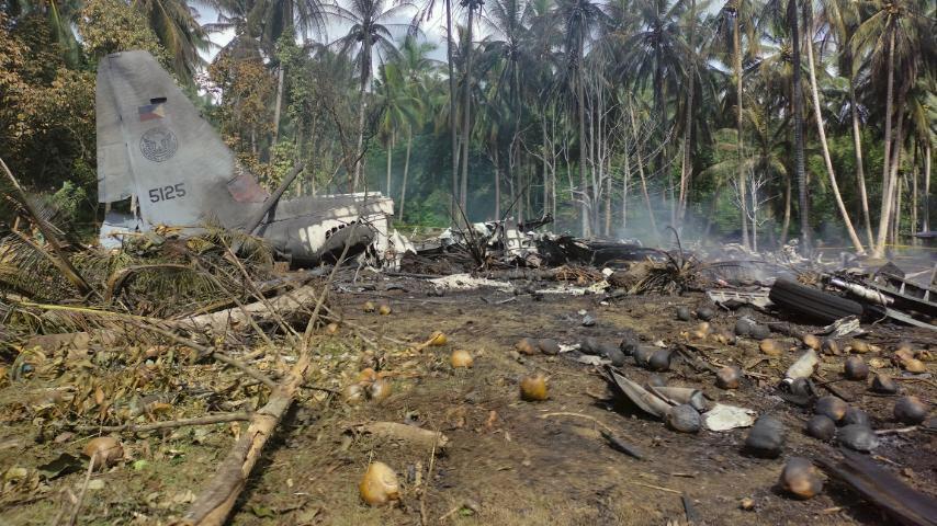 Au moins 17 personnes ont été tuées et 40 blessées dimanche dans l'accident d'un avion militaire philippin qui s'est écrasé après avoir manqué la piste d'atterrissage dans le sud de l'archipel, a annoncé le ministre de la Défense. [KEYSTONE - AP Joint Task Force - Sulu]