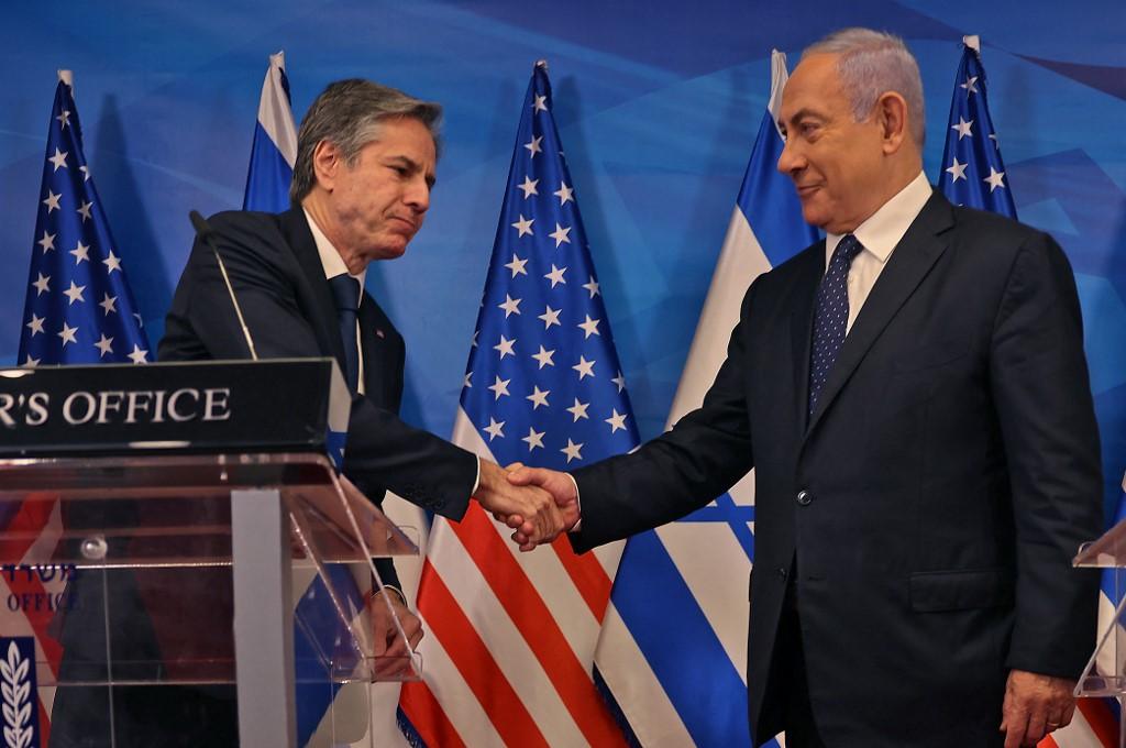 Antony Blinken (à gauche) et Benjamin Netanyahu lors d'un point de presse à Jérusalem. [AFP - Menahem Kahana]